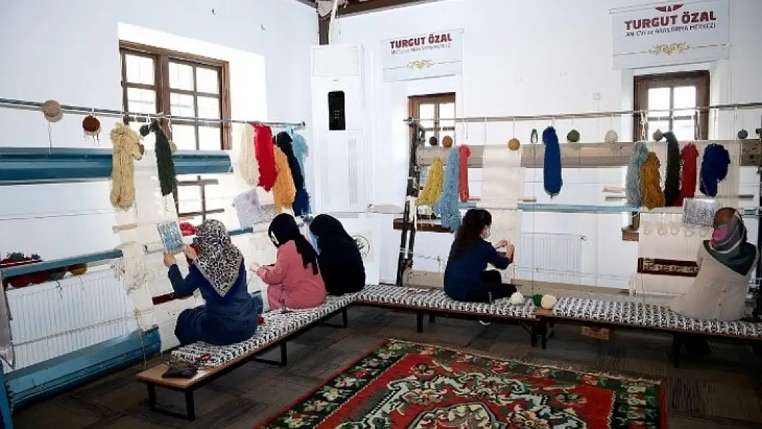 Kursiyerler Meslek Öğrenerek, Aile Bütçelerine Katkı Sunuyorlar.
