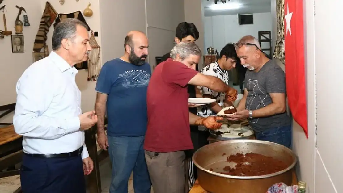 Mahallelilerden Belediye İşçilerine Çiğköfte İkramı