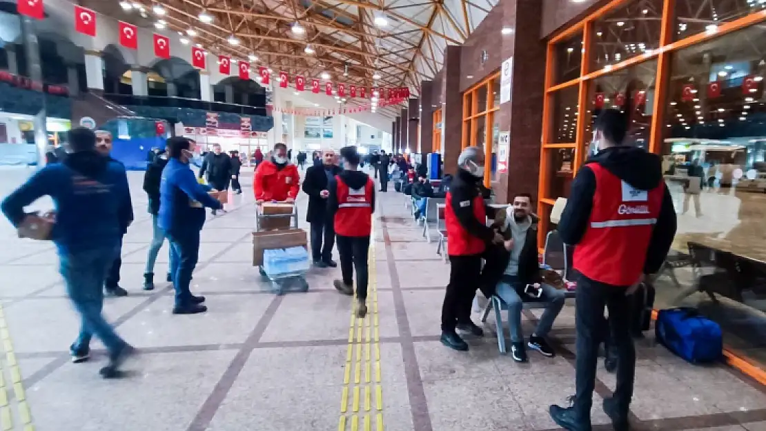 Mahsur Kalan Yolcuların İhtiyaçları Esenlik, Kızılay, AFAD Tarafından Karşılanıyor