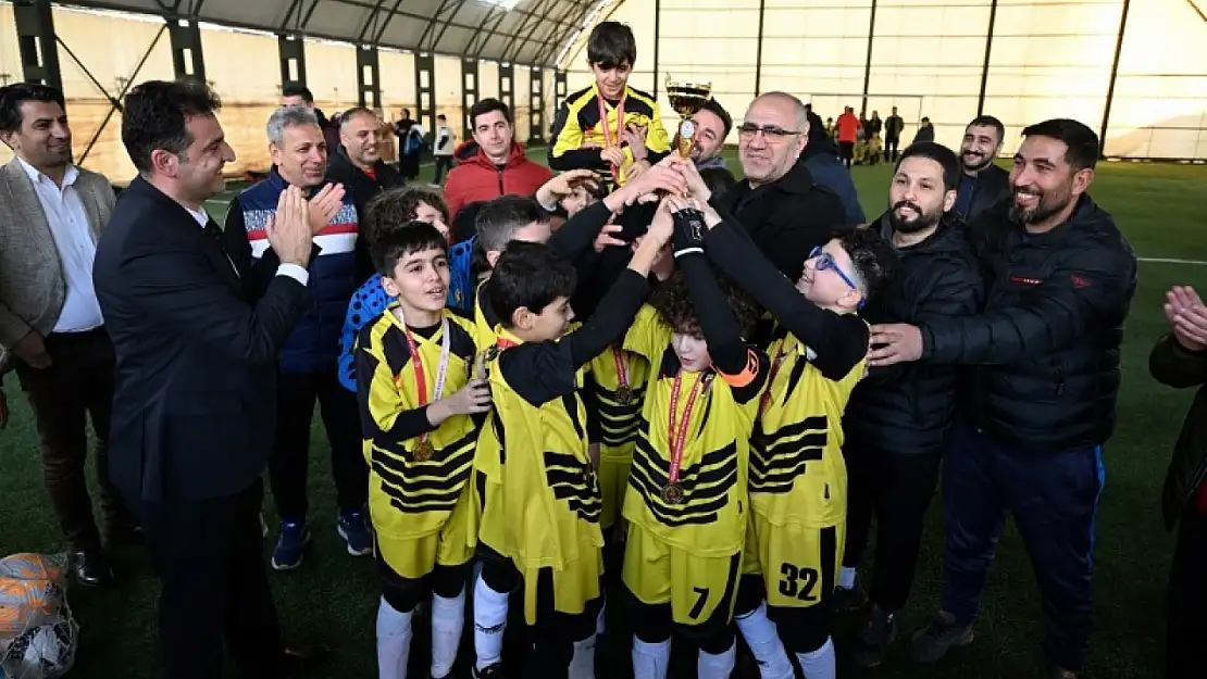 Malatya Ailespor'u 9-8 mağlup eden Gençlik ve Spor Takımı Şampiyon