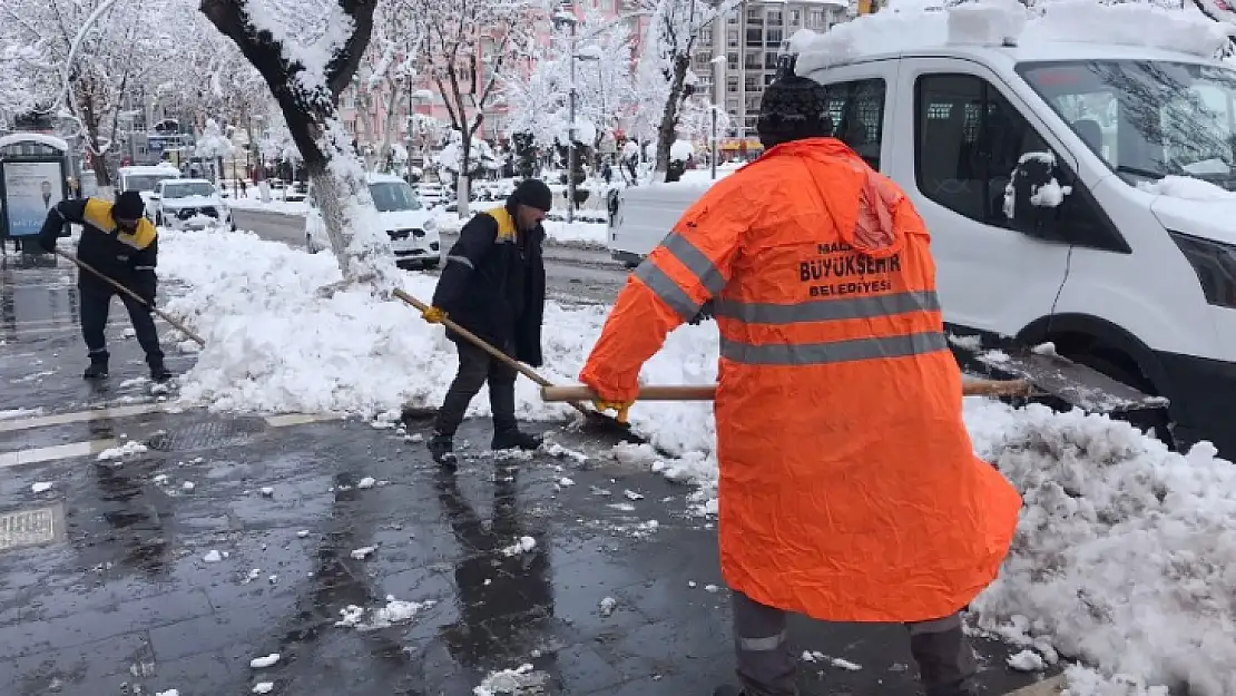 Malatya Geneli 72 Mahallede Yol Açma Kar Küreme Çalışmaları
