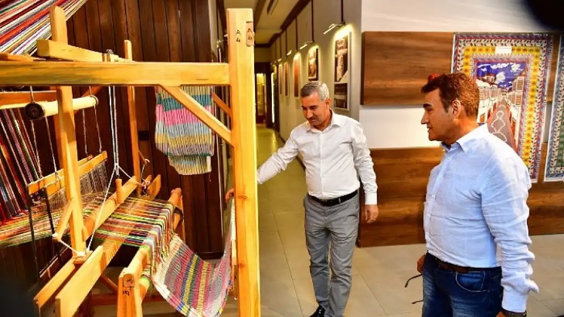Malatya'lı Türk Halk Müziği Sanatçısı Selahattin Alpay, Mahmut Çalık&Ahmet Çalık Tekstil Müzesini Gezdi