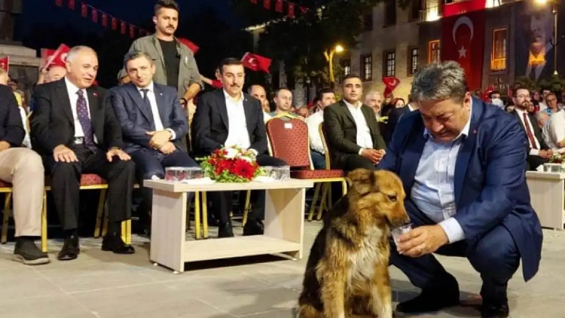 Malatya'nın Maskotu Alex Mv. Fendoğlu'nun Elinden Su içti