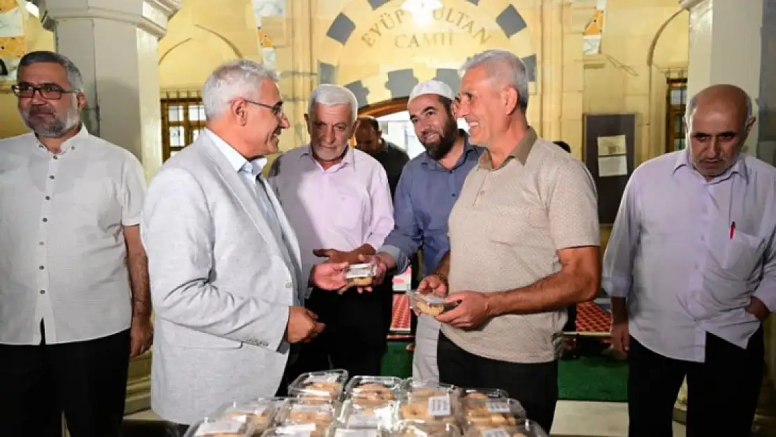 Mevlid Kandilinde Başkan Güder'den Vatandaşlara Kandil Simidi İkramı