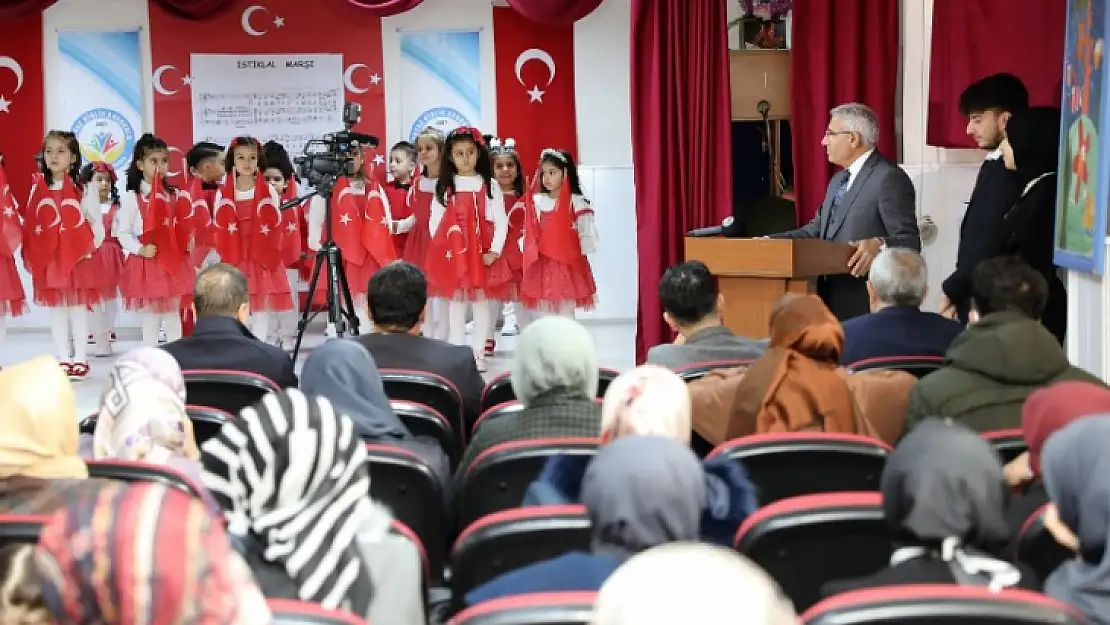 ÖĞRENCİLERİN COŞKULU GÖSTERİSİ BAŞKAN GÜDER'İ DUYGULANDIRDI