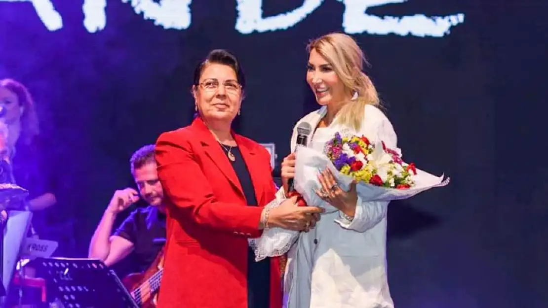 Sanatçı Hande Yener'e Festivalde Büyük ilgi