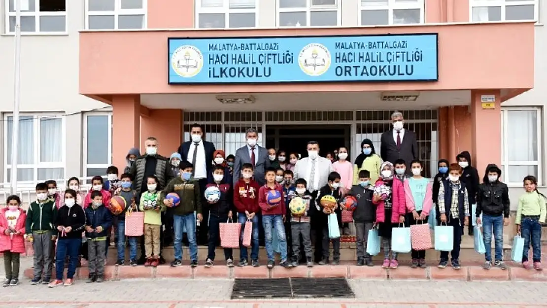Ticaret Borsasından Öğrencilere Kırtasiye Ve Spor Malzemesi Yardımı