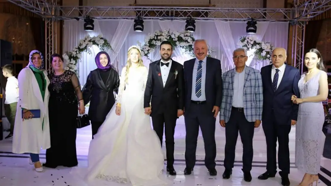 Tuğçe ve Onurhan Dillere Destan Düğün ile Evlendi.