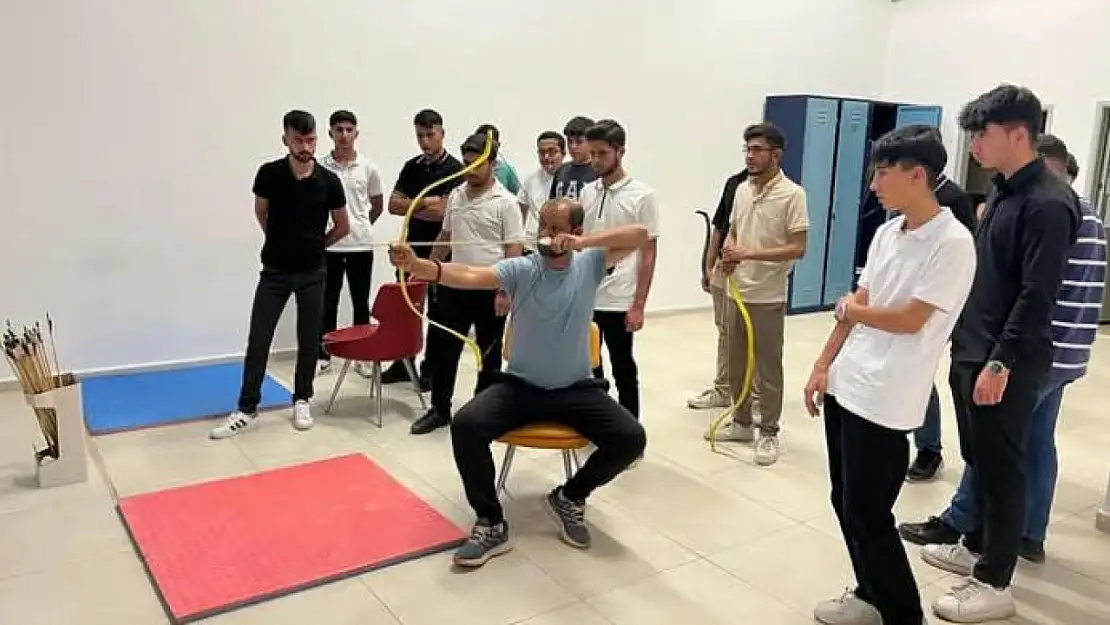 Ülkü Ocakları'ndan Gençlere Geleneksel Türk Okçuluğu Eğitimi