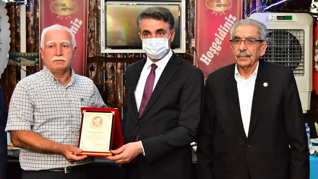 Uzun Yıllar Görev Yapan Muhtarlara Plaket Takdim Edildi