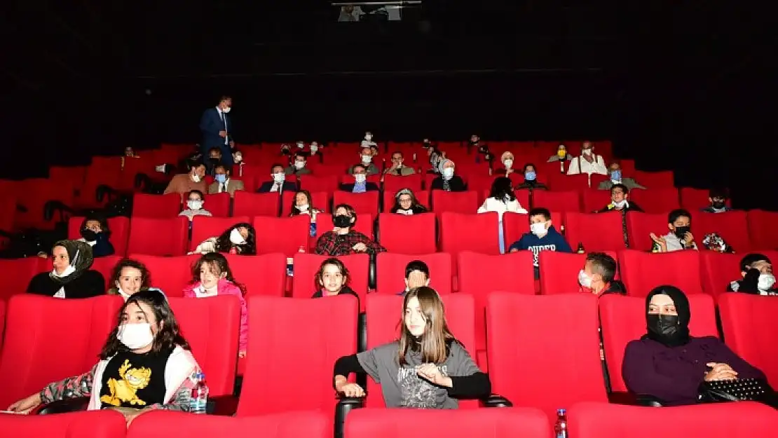 Vali Baruş Öğrencilerle 'Akif' Filmini Seyretti