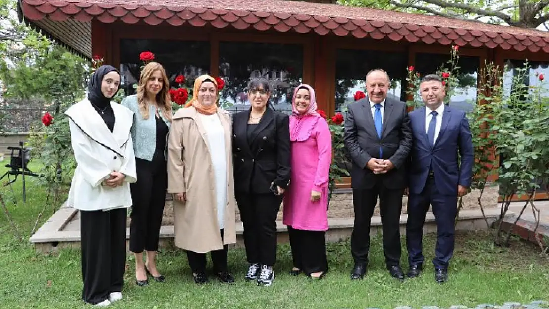 Vali Eşi Hanımefendi Hanife Yazıcı'dan Şehit Kızına Ziyaret