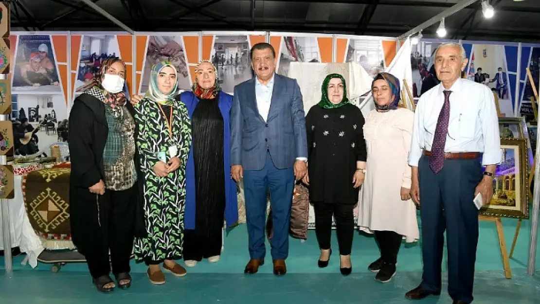 Vali Şahin ve Başkan Gürkan Stantları Gezdi