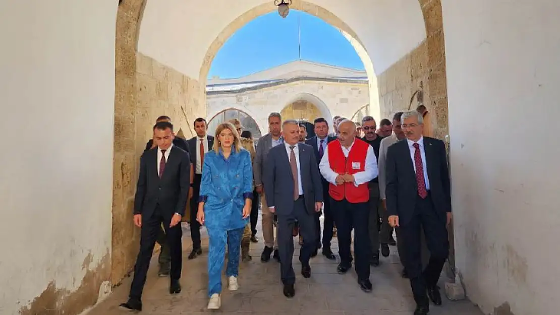 Vali Yazıcı ve Milletvekili Ölmeztoprak Hekimhan Tarihi Taş Han'da