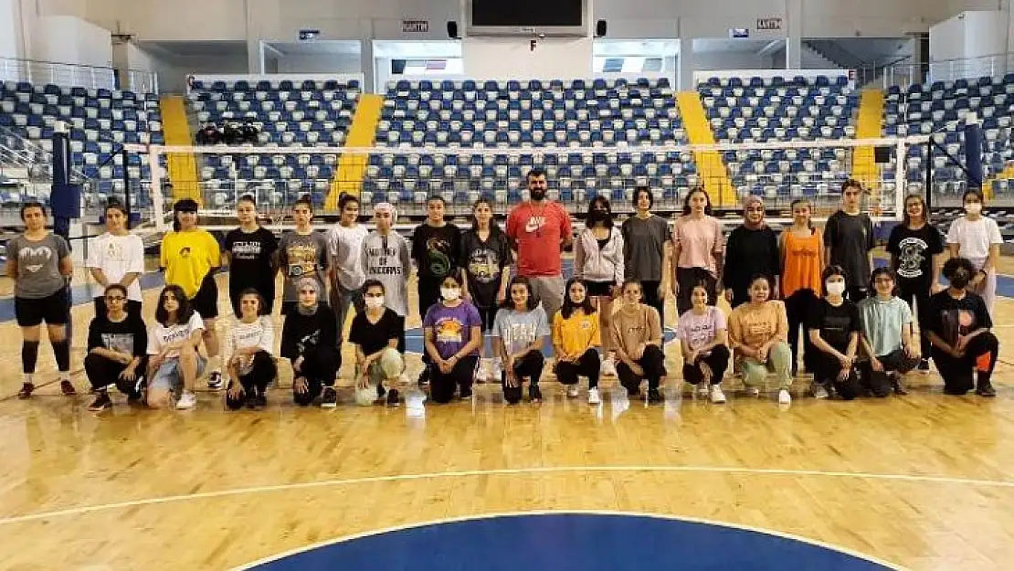 Yaz okulları Voleybol antrenmanlarına büyük ilgi