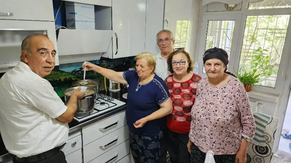 Yeşiltepe Gazi Mahallesi Muhtarı Başıbüyük'ten Aşure İkramı