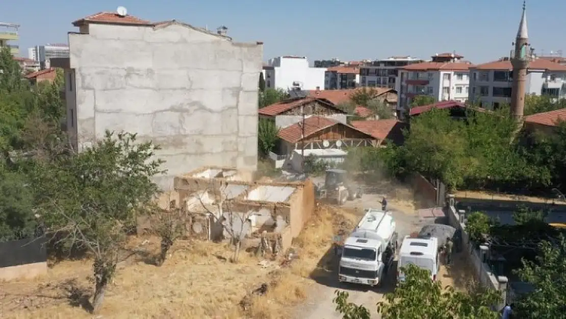 Yeşilyurt Belediyesi Ekipleri Özalper Mahallesindeki Metruk Evin Yıkımını Gerçekleştirdi