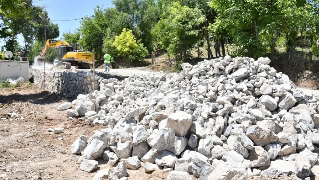Yeşilyurt Belediyesinden Şahnahan'da Taş Duvar Çalışması