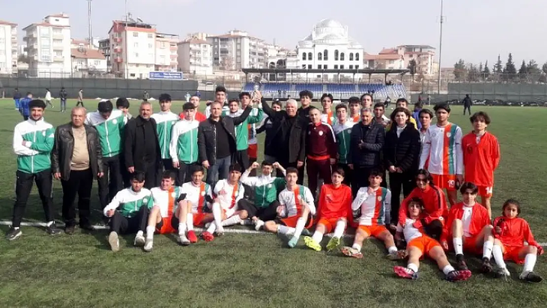 Yeşilyurt Belediyespor U-18 Futbol Takımı, İl Şampiyonluk Kupasını Aldı