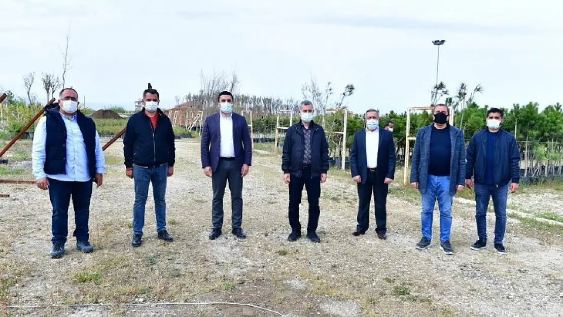 Yeşilyurt'ta Mevsimlik Çiçekler Parklara Dikilmeye Başlandı