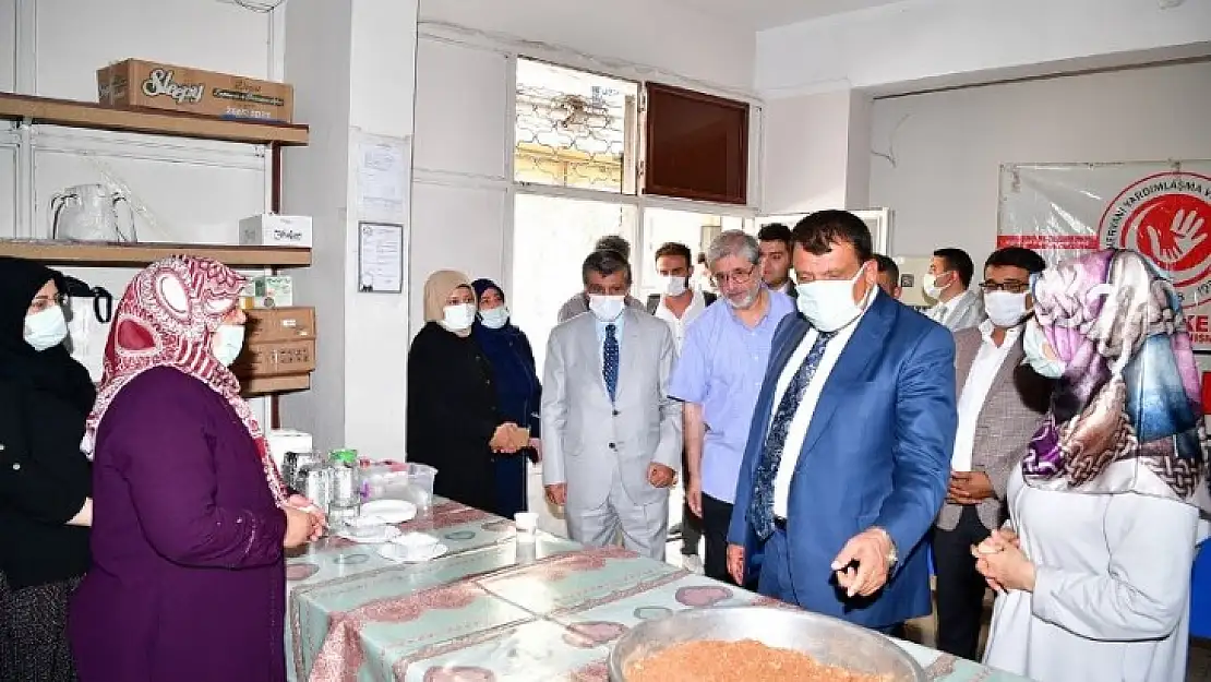 Yetimler Kervanı Derneği'nden 4 Bin Kişiye Aşure İkramı