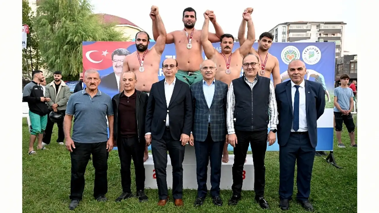 Turgut Özal Karakucak Güreşlerinde Başpehlivan Hüseyin Civelek