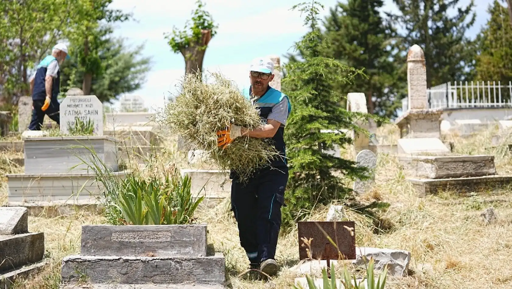 Battalgazi İlçesinde Mezarlıklarda Bahar ve Bayram Temizliği