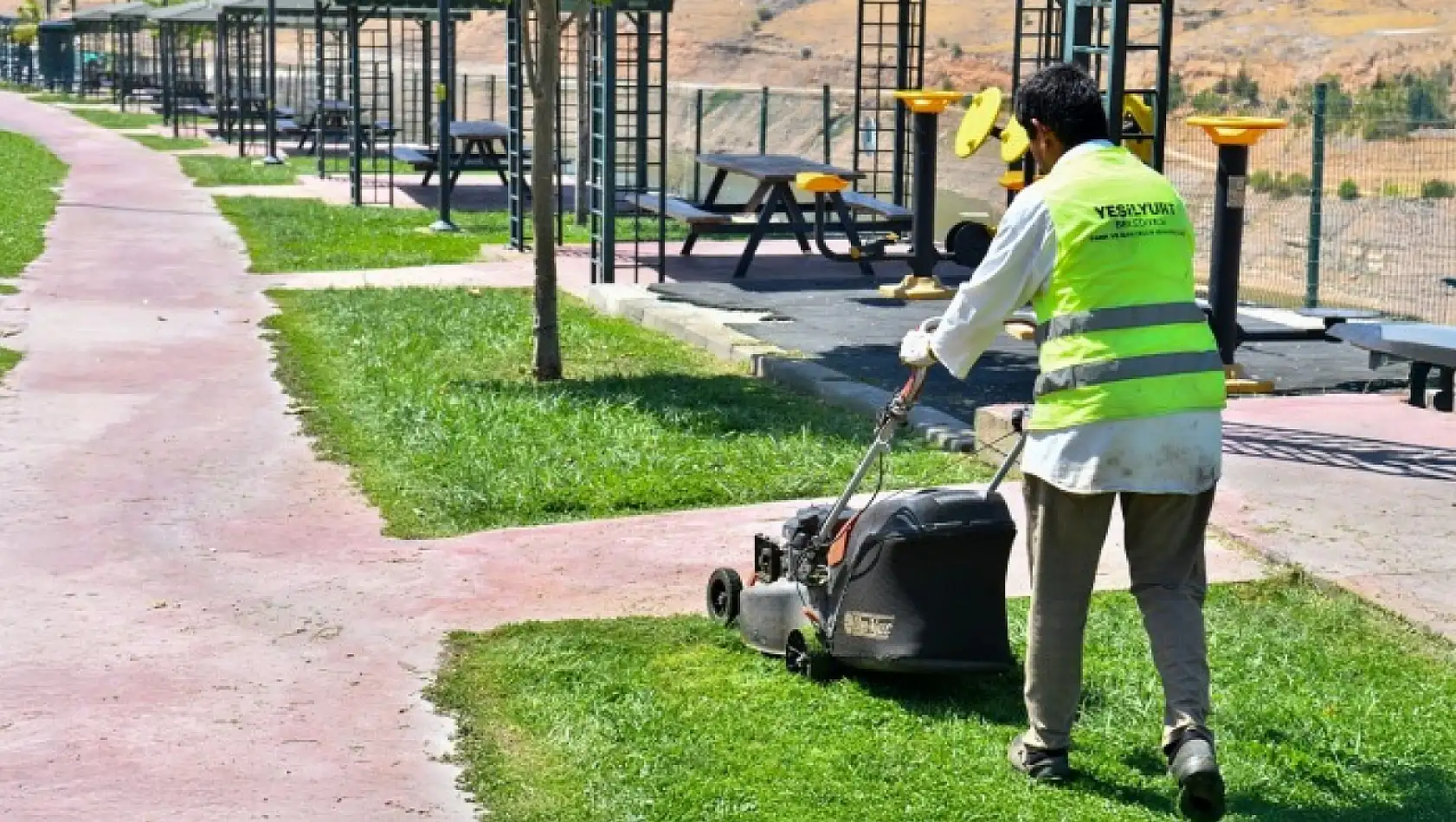 Parklar Yenileniyor, Sosyal Alanlar Yeşilyurt'ta Hayat Buluyor