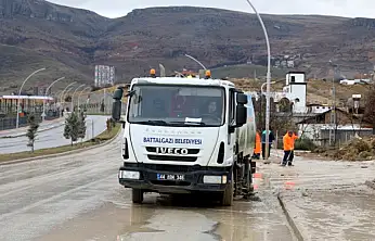 Battalgazi Belediyesi'nden Pınarbaşı Göleti Çevresinde Detaylı Temizlik