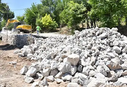 Yeşilyurt Belediyesinden Şahnahan'da Taş Duvar Çalışması