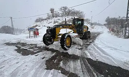 Büyükşehir Belediyesi Kar'dan Kapanan Yolları Açmaya Devam Ediyor