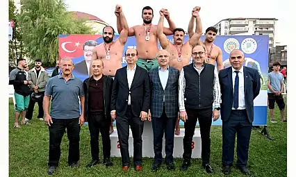 Turgut Özal Karakucak Güreşlerinde Başpehlivan Hüseyin Civelek