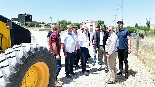 Yeşilyurt'un Kırsal Bölgelerinde Yol Yenileme Hizmetleri Ağırlık Kazandı