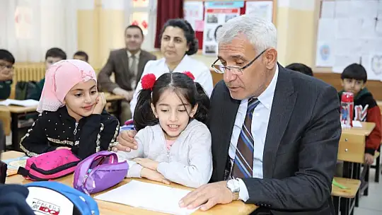 Başkan Güder, Çocukların Yüzünü Güldürmeye Devam Ediyor