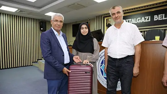Başkan Güder, YKS'de Başarılı Öğrencileri Ödüllendirdi