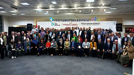 Başkan Fatma Kaplan Hürriyet'ten Terzibayırı Mahalle Muhtarı Cengiz Kurtuluş'a Plaket