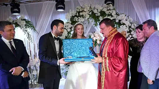 Tuğçe ve Onurhan Dillere Destan Düğün ile Evlendi.