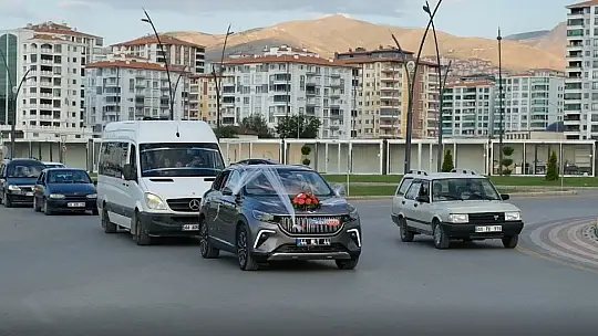 Başkan Gürkan Genç Çiftlere TOGG'u Gelin Arası Olarak Verdi