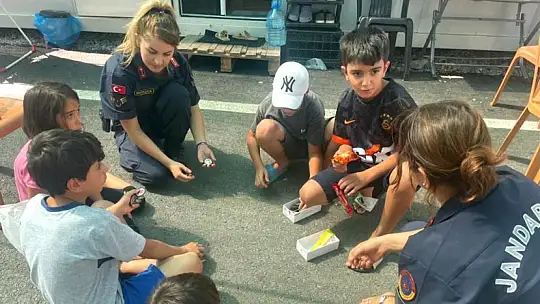 Jandarma Minik Gönüllere Dokunuyor