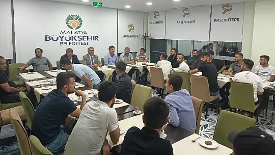 Başkan Öztürk Yazıhan Belediyespor Heyetiyle Biraraya Geldi