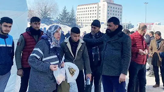 MHP Teşkilatları Depremzedelerin Yaralarını Sarıyor