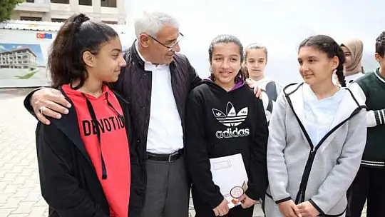 Başkan Güder Öğrencileri Unutmadı
