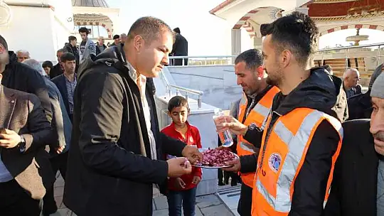 Bayram Namazı Alacakapı Merkez Camii'nde Eda Edildi