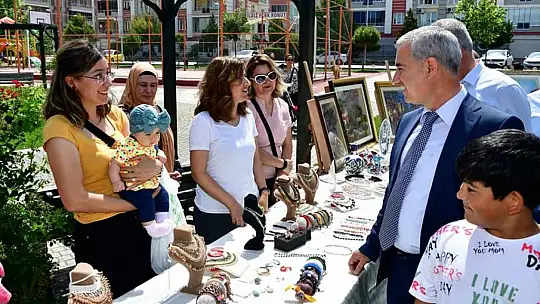 Başkan Çınar'dan Esma Biltaci Kült. ve Sanat Merk. Yılsonu Sergisine Ziyaret