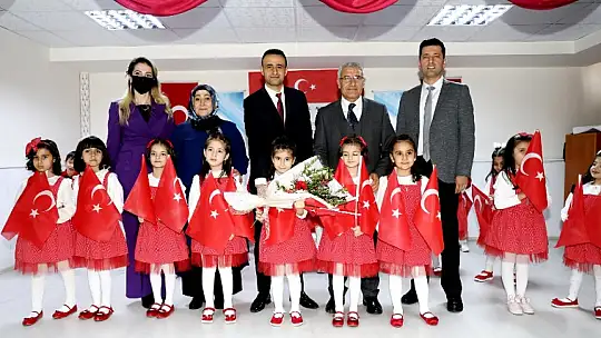 ÖĞRENCİLERİN COŞKULU GÖSTERİSİ BAŞKAN GÜDER'İ DUYGULANDIRDI