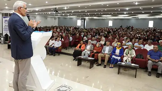 'Aile Akademisi'nin İlk Konuğu Yazar Hatice Kübra Tongar Oldu