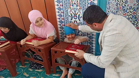 MHP İl Başkanı Samanlı'dan, Kur'an Kursu Öğrencilerine Sürpriz Hediyeler