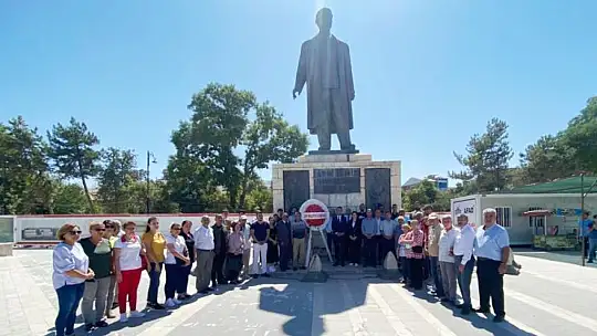CHP'den Atatürk ve İsmet İnönü Anıtına Çelenk Sunumu