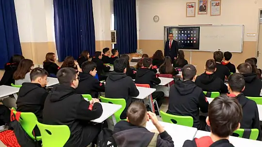 Öğrencilere Yeni Dönemin İlk Dersi Vali Dr. İdris Akbıyık'tan