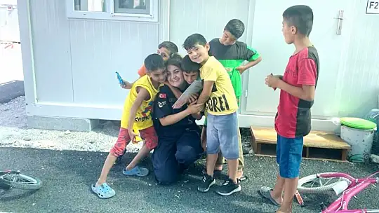 Jandarma Minik Gönüllere Dokunuyor